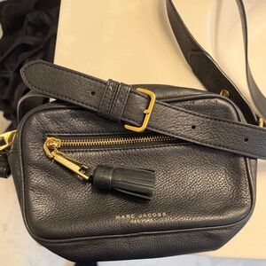 Marc Jacobs Black Leather zoom crossbody with Gold Zipper